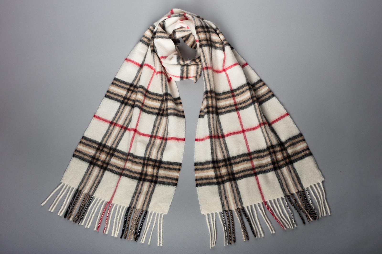 A scarf. Is it men’s or women’s?