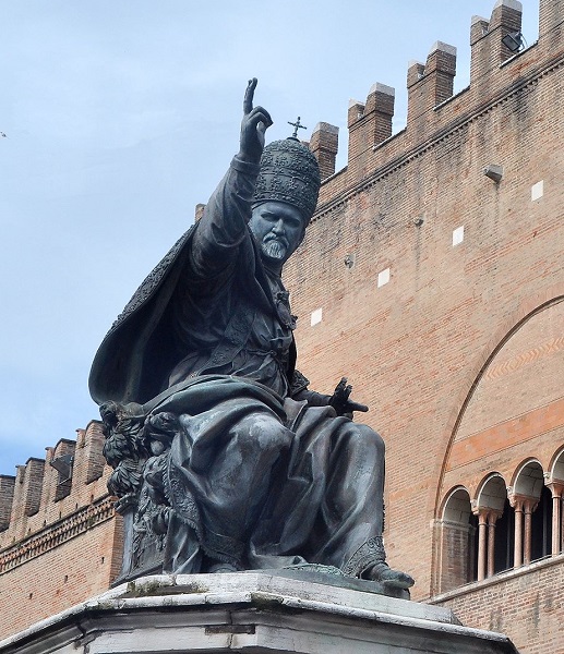 A statue of Pope Paul V in a position of domination