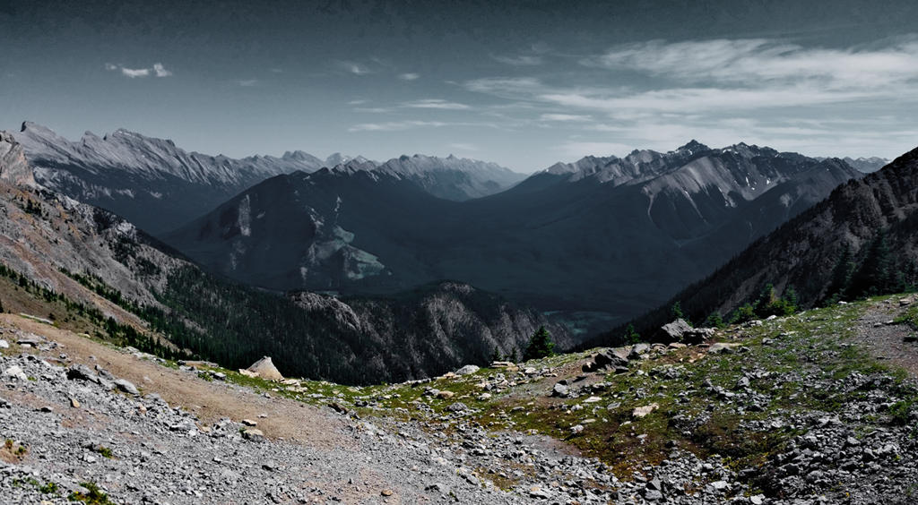 From right to left: Mount Rundle, Mount Sulphur, the Goat Range (not part of Sulphor!), and the Sundance Range.